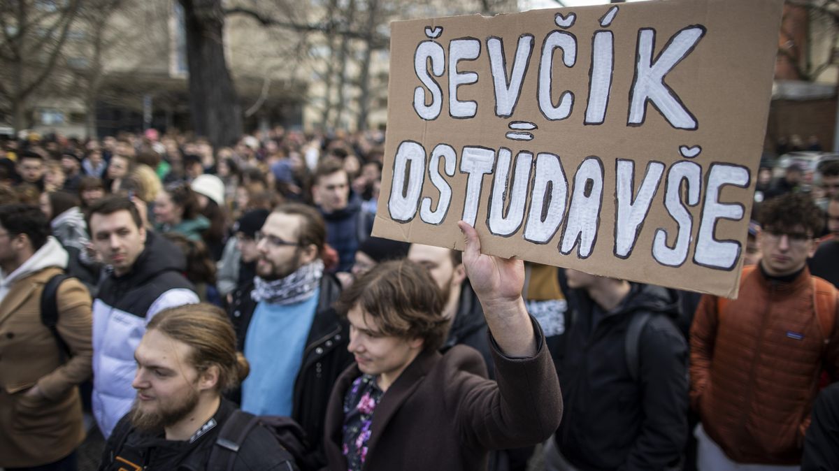 Obrazem: Studenti demonstrovali proti Ševčíkovi, fanoušci ho přišli hájit